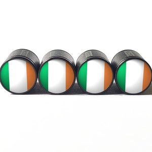 Peut inclure: Quatre bouchons de valve noirs avec le drapeau irlandais imprimé dessus. Le drapeau est vert, blanc et orange.
