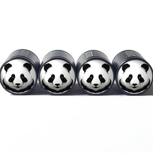 Può includere: Set di quattro tappi valvola neri con un design a forma di faccia di panda bianco.