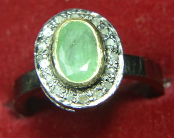 50% de descuento. Anillo de plata de ley 925 con esmeralda brasileña y diamantes. Joyería victoriana auténtica y original.