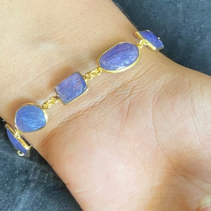 Connettore a briolette di tanzanite blu placcata oro 100% naturale, perline sfaccettate irregolari, catena a castone 13-10 mm, lunga 1 piede, prezzi più bassi