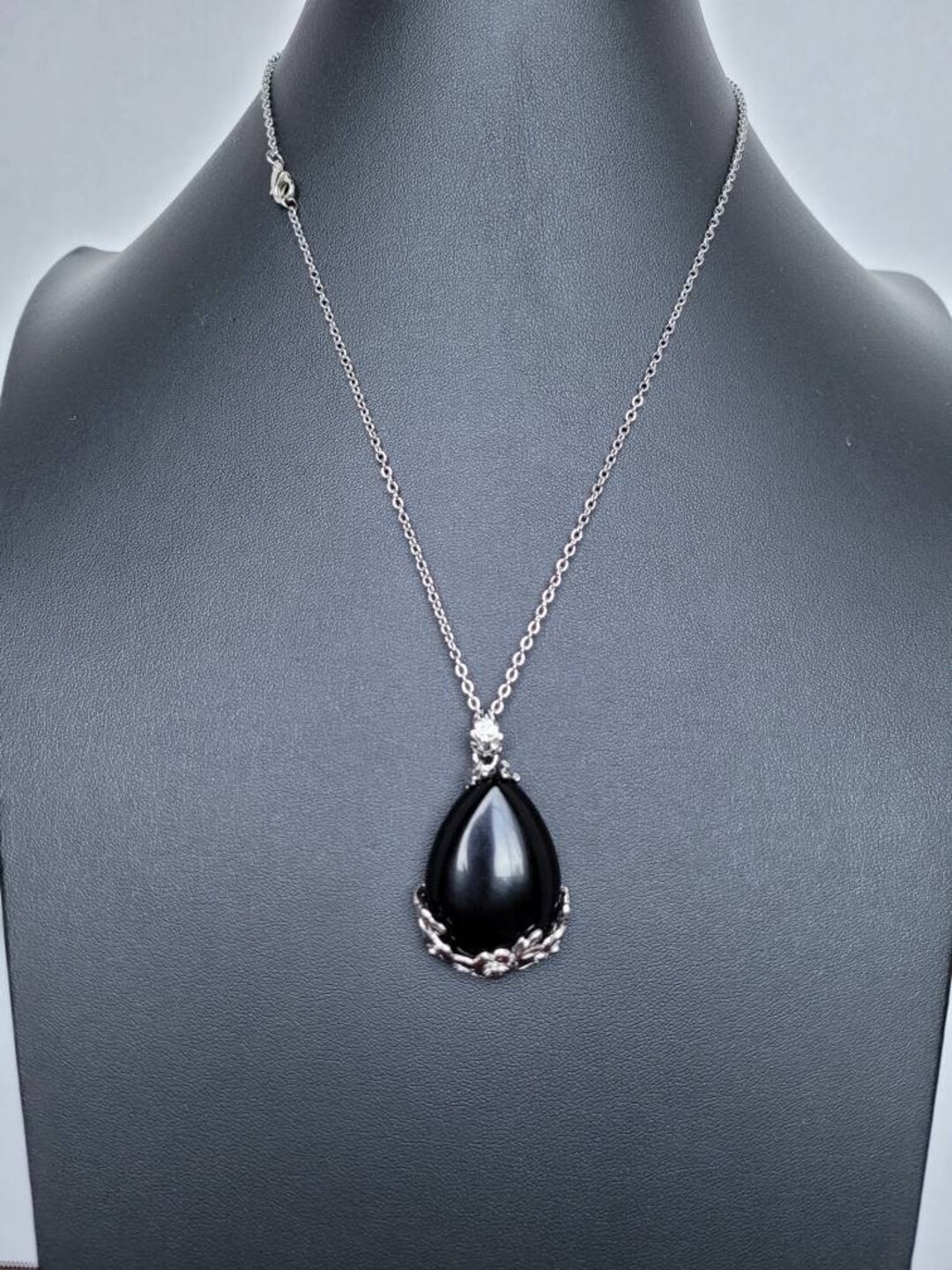 Pendentif en agate naturelle polie - couleur noir main image 1