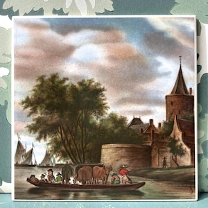 Puede incluir: Un azulejo vintage que representa una escena de canal holandés con un grupo de personas en un barco, vacas y una iglesia en el fondo. El cielo es azul claro con nubes blancas.