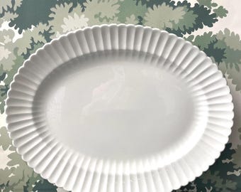 Piatto da portata scanalato in fine bone china Paragon vintage, lunghezza 15,5"