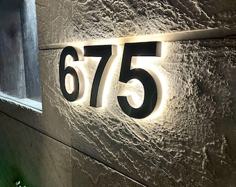 Numéro de maison LED rétro-éclairé personnalisé : plaque d'adresse en métal éclairée par un halo