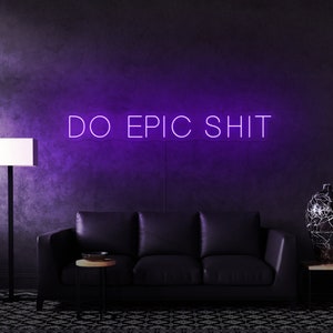 Pu&ograve; includere: Un cartello al neon viola con il testo "DO EPIC SHIT" su una parete viola scuro con un divano in pelle nera di fronte.