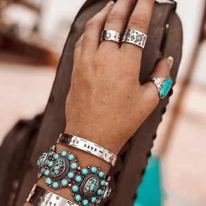 Tournesol, cactus, cow-boy qui reste percutant, bague en aluminium, bracelet, western, campagne, je suis la tornade, Beth Dutton, fer à cheval, sud