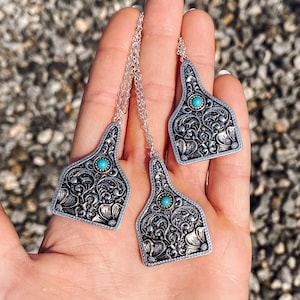 Collier étiquette d'oreille floral turquoise en relief