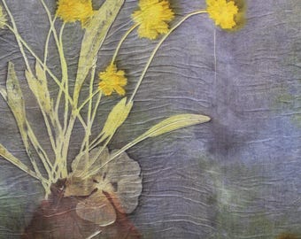 Puede incluir: Una pieza textil con un estampado botánico de flores amarillas en un jarrón marrón oscuro sobre un fondo texturizado de color púrpura y verde apagado. El diseño muestra tallos, hojas y cabezas de flores delicadas con grano de tela visible.