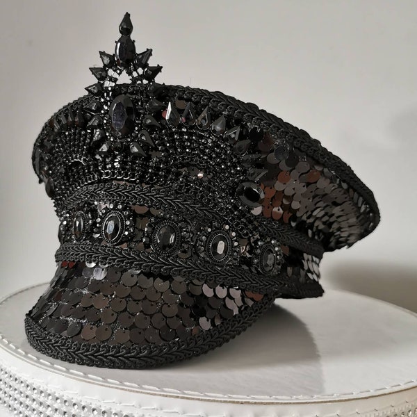 Sombrero de fiesta en color Negro con detalle de pedrería en Negro. Sombrero Burningman / sombrero cyber goth / sombrero de lentejuelas / sombrero de traje / sombrero hecho a medida / sombrero de festival