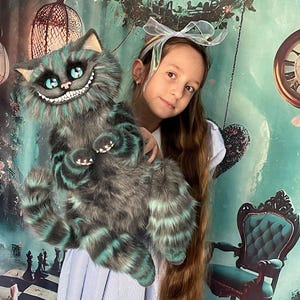 Gato de Cheshire grande realista de Alicia en el país de las maravillas