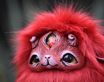 Handgjord Fuzzy Lucky Creature: Magisk Amulett med Välsignelsesskriftrulle