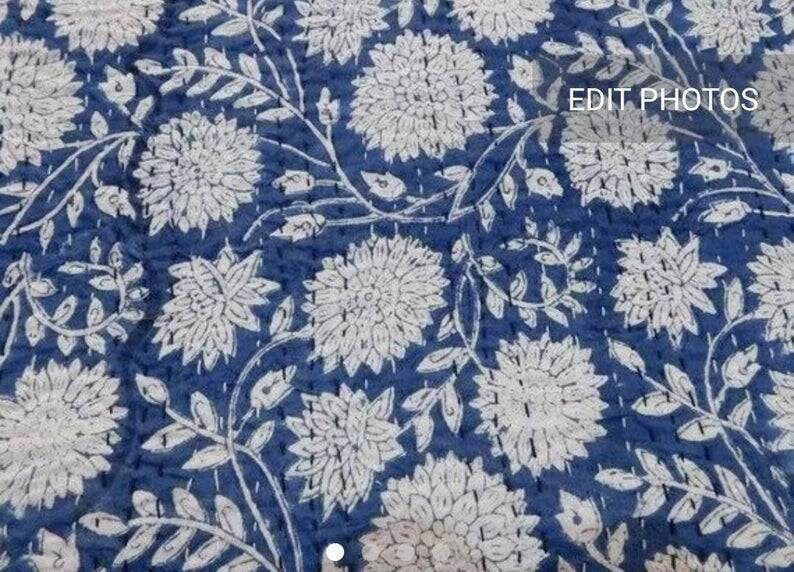 Pu&ograve; includere: Un tessuto blu con un motivo floreale bianco. Il tessuto ha una texture trapuntata.