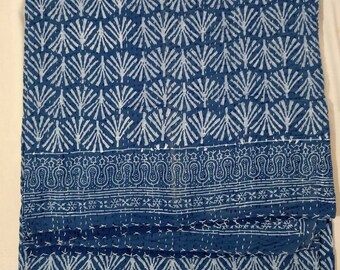 Könnte beinhalten: Eine blaue und weiße Kantha-Steppdecke mit einem floralen Muster. Die Decke ist in drei Teile gefaltet und hat einen dekorativen Rand.