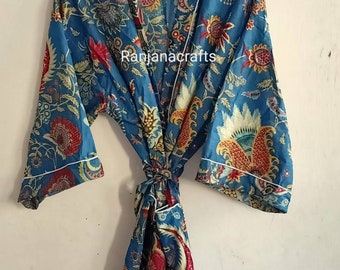 Puede incluir: Una bata de seda azul con estampado floral y ribetes blancos. La bata tiene un cinturón de atar y mangas largas. El texto "Ranjanacrafts" es visible en la bata.
