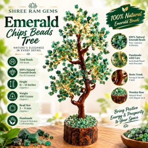 Pode incluir: Uma escultura de árvore decorativa com um tronco de resina castanha e ramos adornados com 500 contas de esmeralda natural. A árvore assenta numa base de madeira circular coberta de esmeraldas, com texto indicando 28-30 cm de altura.