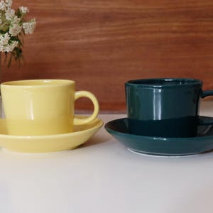 2 sets Arabia Teema vintage coffee cups and saucers yellow + green 150ML.  Made in Finland, designed by Kaj Franck vintage tableware teacup