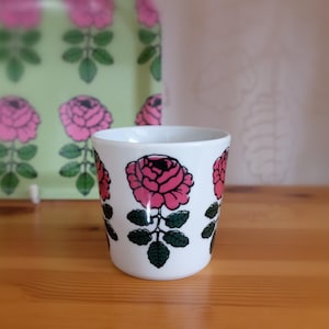 1 piece Marimekko VIHKIRUUSU (Wedding Rose) drinking mug, cup 2.0DL. Designed By Maija Isola