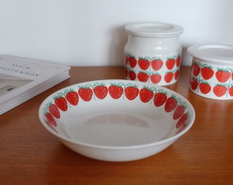 Arabia POMONA MANSIKKA (Strawberry) vintage deep plate, soup bowl 17.5 cm Arabia Finland. Raija Uosikkinen
