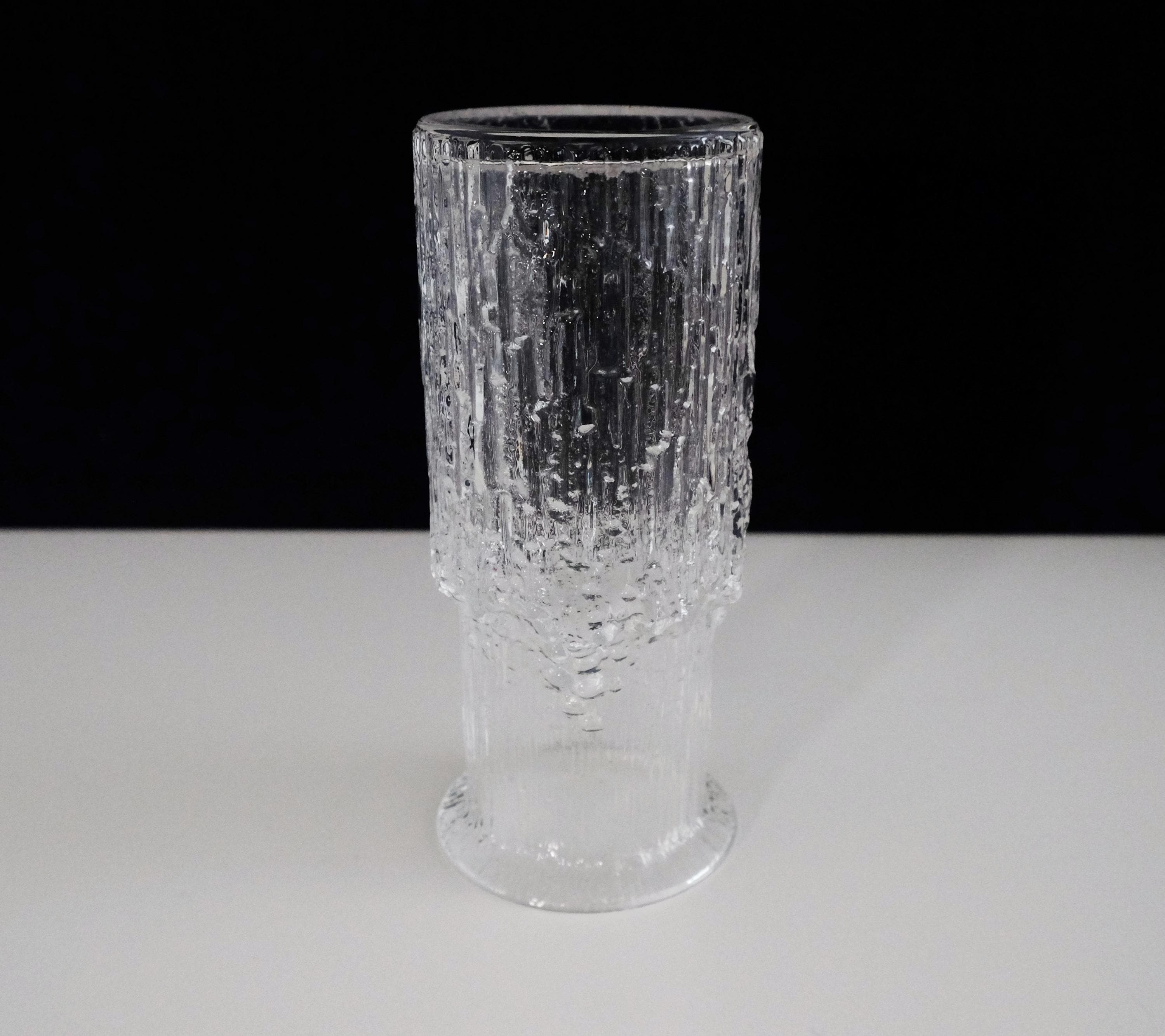 イッタラのヴィンテージ ガラス花瓶「アルニカ」は、1974 年にタピオ