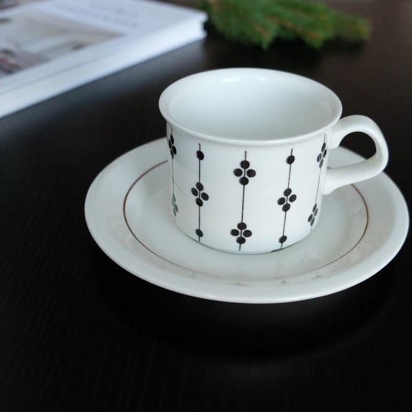 Arabie Finlande. Tasse à café et soucoupe Arabia Kartano 150 ml. Ensemble de tasses à thé vintage Tomula, design by Esteri