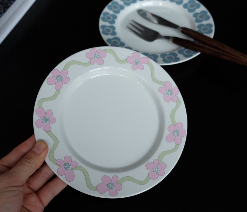 2 pcs Arabia Villiruusu & Arabia Veera side plate, dessert plate 17 cm, vintage ceramic tableware Laila Hakala, Esteri Tomula image 5