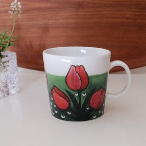 Arabia Finland red tulip mug Silmänilo/ Delightful Sight Teema model drinking mug 300ML coffee mug. Heljä Liukko Sundstöm, Kaj Franck