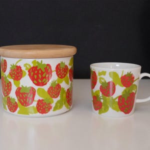 Arabia Finland Arabia mansikka strawberry Teema model porcelain coffee mug, drinking mug and jug, Kaj Franck