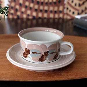 Arabia KORALLI tea cup and saucer. Hand painted vintage coffee cup 280ML, designed by Raija Uosikkinen. Vintage ceramics tableware