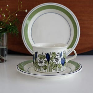 Trio-Set Arabia Krokus Vintage Teetasse, Unterteller und Teller, 250ml, entworfen von Esteri Tomula, finnisches Vintage-Geschirr