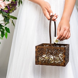 Rustieke houten bloemenmeisjesmand, wilgenhuwelijksmand, mand met bloemblaadjes,