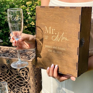 Wedding Champagne Flutes, Mr and Mrs Personalized Champagne Glasses, Wedding Toasting Flutes, Wedding Favors, Gift for Couples, Anniversary