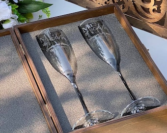 Personalized Champagne Flutes With Wooden Gift Box Wedding Toasting Glasses Mr and Mrs Glasses Engraved Toasting Glass Set of 2 Wedding Gift