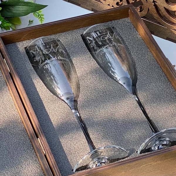 Personalized Champagne Flutes With Wooden Gift Box Wedding Toasting Glasses Mr and Mrs Glasses Engraved Toasting Glass Set of 2 Wedding Gift