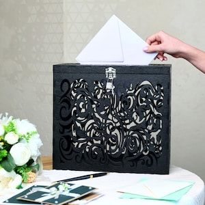 Schwarze Hochzeitskartenbox mit Schloss - Gothic Holz-Spardose mit Schlitz, personalisierter rustikaler Umschlaghalter