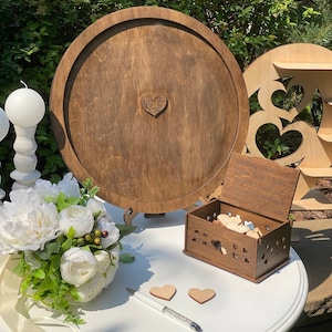 Personalisiertes Hochzeitsgästebuch aus Holz mit Herzkarten, rustikale Hochzeitsdeko