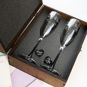 Wedding Champagne Flutes in a wooden box, Mr and Mrs Personalized Champagne Glasses, Wedding Toasting Flutes, gift for couple