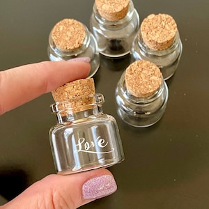 Set of 5 beach keepsake sand jars, mini wedding favors with personalization, family vacation newlywed gift