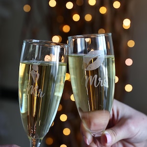 Personalized Champagne Flutes, Custom Mr and Mrs Wedding Glasses, Engraved Toasting Flutes Gift