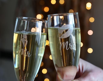Personalized Champagne Flutes, Custom Mr and Mrs Wedding Glasses, Engraved Toasting Flutes Gift
