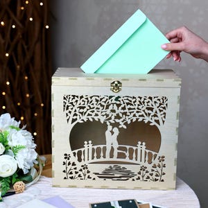 Caixa de cartão de casamento em marfim com silhuetas de noivos, porta-envelopes rústico de madeira e caixa personalizada para a mesa de recepção