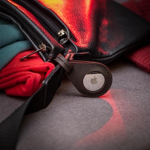 Personalisierter Schlüsselanhänger für Air Tag, Custom Airtag Schlüsselanhänger mit Lederschlaufe, AirTag Schlüsselanhänger, Schlüsselanhänger mit Gravur nach Wunsch