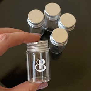 Set of 5 Honeymoon sand bottles, personalized beach keepsake sand jars, mini wedding favors with personalization, family vacation memories