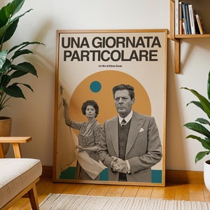 Può includere: Un poster di film vintage con un design retrò che presenta un uomo e una donna davanti a un cerchio giallo e blu. Il poster è intitolato "UNA GIORNATA PARTICOLARE" con il testo "Un Film di Ettore Scola" sotto il titolo.