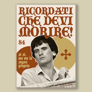 Può includere: Un poster vintage con sfondo marrone e testo bianco che recita "RICORDATI CHE DEVI MORIRE!" con il numero 84 sotto. Un uomo con i capelli scuri guarda la telecamera. Il poster ha una croce dorata sul lato destro.