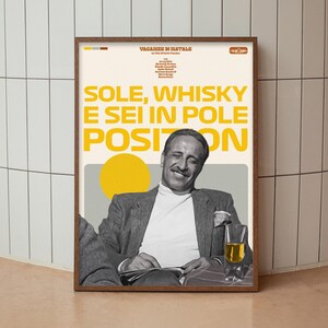 Puede incluir: Un póster enmarcado de estilo vintage con un hombre con blazer y cuello alto, sosteniendo una bebida. El póster tiene texto en italiano: "SOLE, WHISKY E SEI IN POLE POSITION" y "VACANZE DI NATALE". La combinación de colores incluye amarillo, marrón y beige.