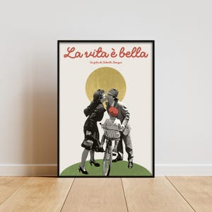 Può includere: Un poster in bianco e nero con il titolo rosso "La vita è bella" e il sottotitolo "Un film di Roberto Benigni". Il poster presenta una coppia che si bacia davanti a un sole dorato con un bambino in bicicletta sullo sfondo.