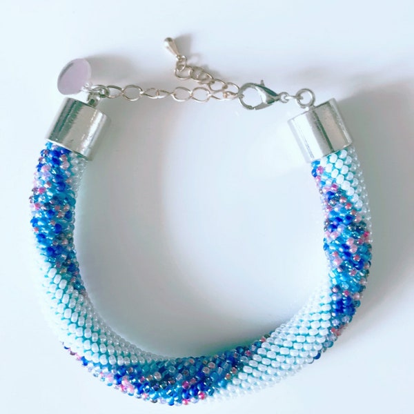 Crochet bracelet in colors white and Blue Berry Pie | Handmade by Adinda