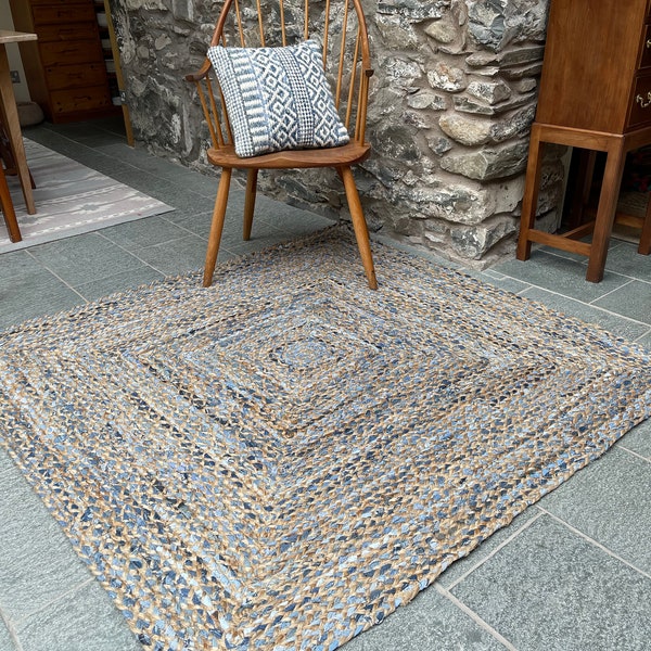 Tapis carré en jute et denim tressé bleu JEANNIE - Choisissez parmi deux tailles différentes, moyen ou grand