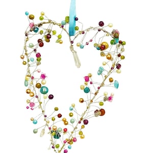 Perlendraht Dekoration Herz: Handgefertigtes buntes Ornament mit blauer Schleife
