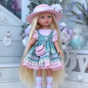 Paola Reina dockkläder set 32 cm, pastellfärgad våroutfit med spetsklänning, hatt och väska, handgjorda rosa och turkosa dockkläder present till flicka